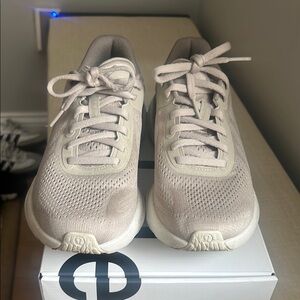 lululemon beyondfeel running shoe
Women size 8